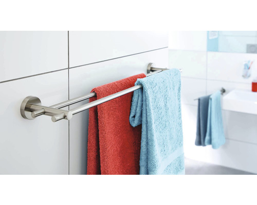 Dubbele handdoekhouder met handdoeken in badkamer