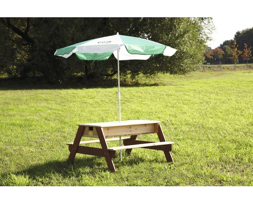 Houten picknicktafel met parasol op een gazon