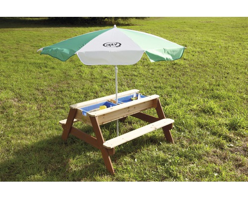Zandbak met picknicktafel en parasol voor de tuin