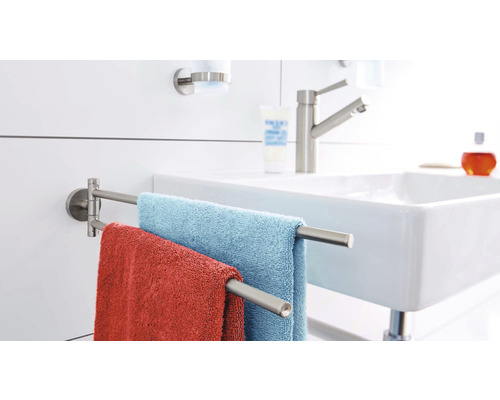 Moderne badkamer met handdoekhouder en twee handdoeken