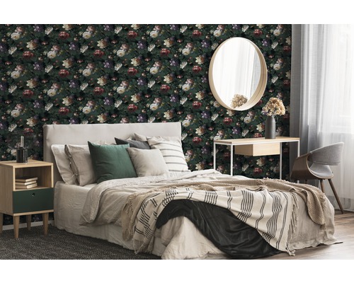 Slaapkamer met bloemenbehang, bed, nachtkastje, spiegel en bureau