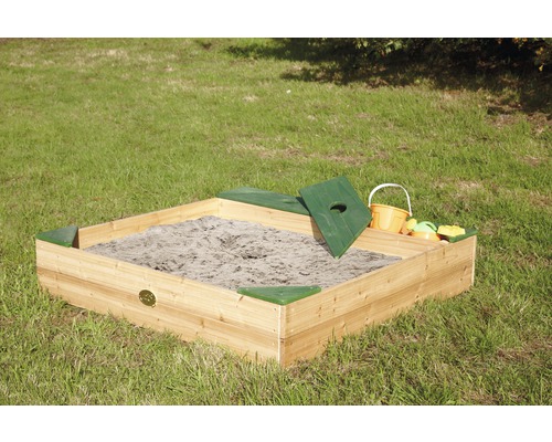 Vierkante houten zandbak met deksel en speelgoed op een gazon.