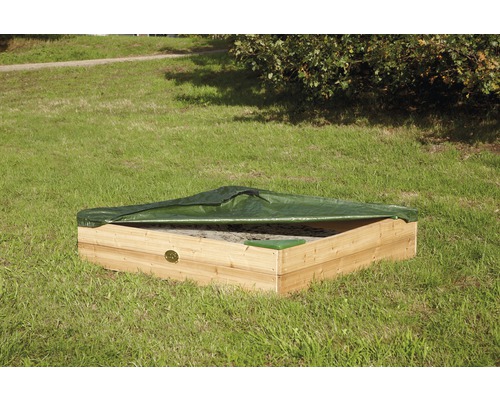 Vierkante houten zandbak met groene hoes op een gazon