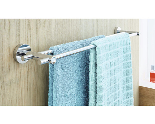 Metalen handdoekhouder met handdoeken