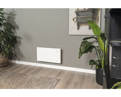 Witte wandconvector voor ruimteverwarming in woonkamer