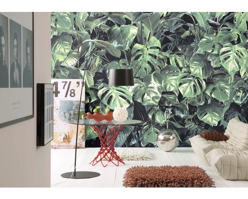 Woonkamer met botanisch bladbehang, staande lamp en tafel