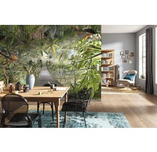 Woonkamer met fotobehang jungle motief, eettafel en boekenkast