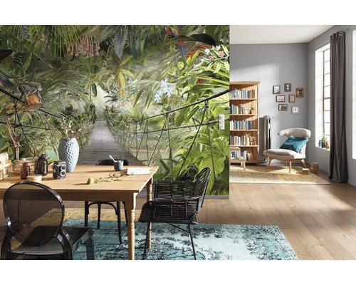 Woonkamer met fotobehang jungle motief, eettafel en boekenkast