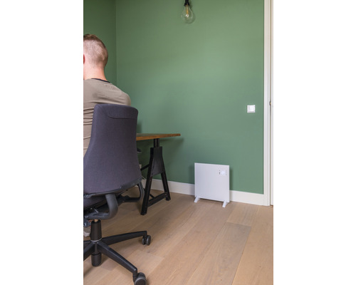 Kantoor met bureau, bureaustoel en witte verwarming