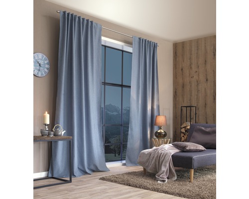 Woonkamer met ramen en gordijnen