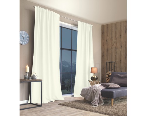 Lichte woonkamer met gordijnen en raampartij