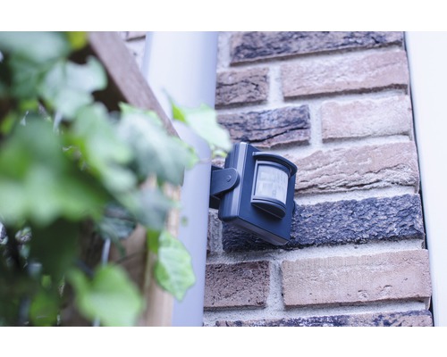 Bewegingsmelder gemonteerd op een bakstenen muur