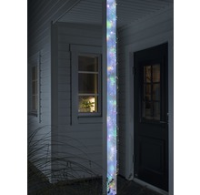 Kerstverlichting gewikkeld rond een paal voor een huis