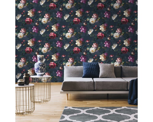 Woonkamer met bloemenbehang, bank en bijzettafels