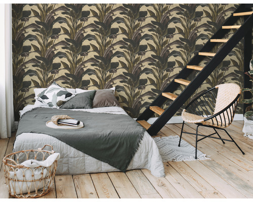 Slaapkamer met bloemenbehang, bed, ladder en stoel