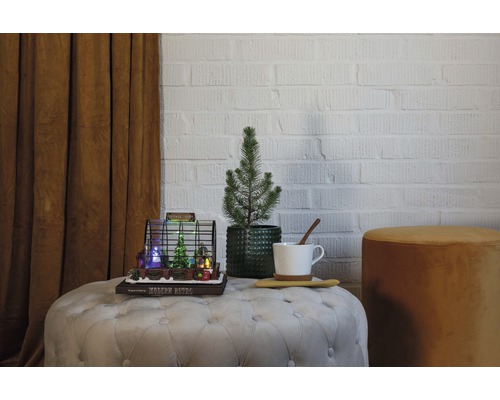 Decoratieve scène met miniatuurkas, kleine boom, kop en kruk