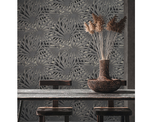 Decoratieve woonkamer met patroonbehang, houten tafel en bloemenvaas