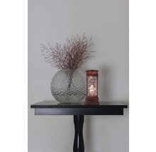 Decoratieve bloemenvaas met droogbloemen en sneeuwbol op een tafel