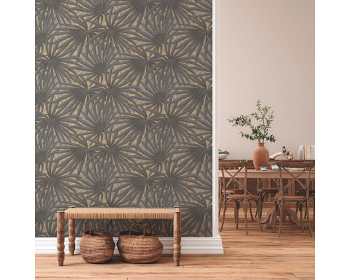 Woonkamer met behang met patroon, zitbank en eethoek