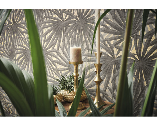 Decoratief behang met palmbladmotief, kaarsen en potplanten op een tafel