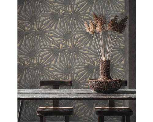 Scène met eettafel, vaas en wandbehang met plantenmotief