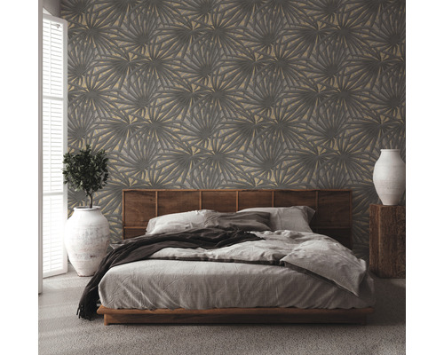 Slaapkamer met patroonbehang, bed en decoratieve elementen.