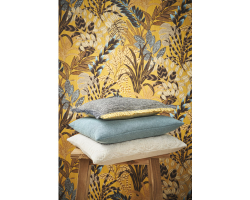 Decoratieve kussens op een kruk voor een patroonbehang