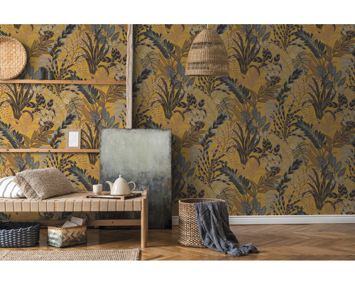 Woonkamer met behang met print, zitbank en decoraties voor een gezellige sfeer.