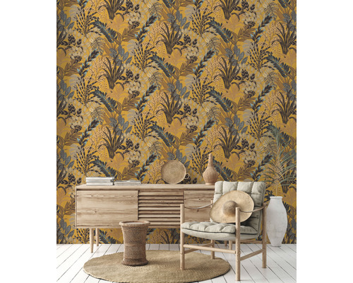 Decoratieve woonkamer met geel junglebehang, dressoir en fauteuil