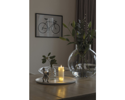 Decoratieve tafelsetting met kaars, vazen en fietsafbeelding