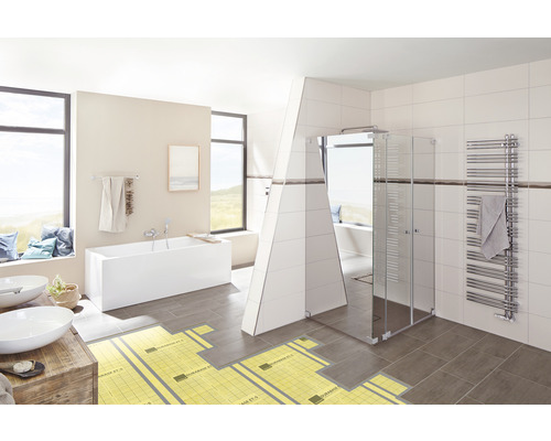 Lichte badkamer met bad, douche, wastafel en vloerverwarming