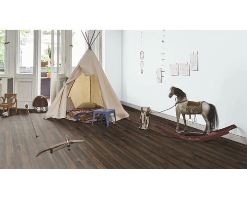 Kinderkamer met speeltent, speelgoed en donkere laminaatvloer.