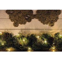 Decoratieve schikking met guirlande, dennenappels en jute decoratie op houten achtergrond