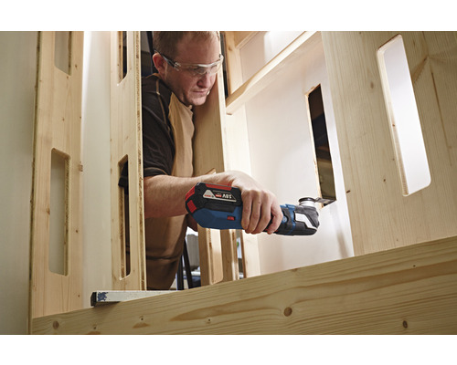 Man werkt met een multifunctioneel gereedschap aan een houten frame
