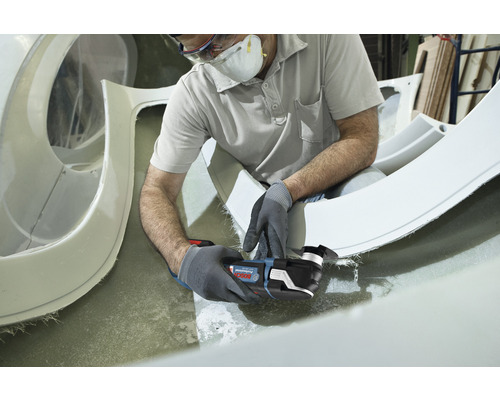 Man gebruikt een multifunctioneel gereedschap van Bosch voor een reparatie