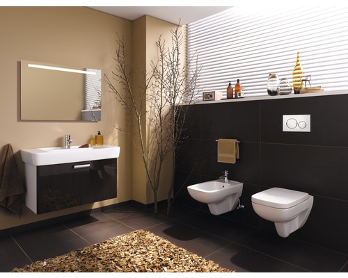 Moderne badkamer met wastafel, spiegel, bidet en toilet