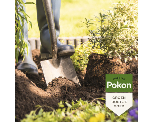 Iemand plant een plant met een spade in de aarde. Pokon logo.