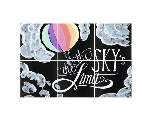 Tegels met de tekst ''The sky is the limit'', een luchtballon en wolken
