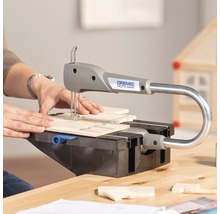 Dremel Moto-zaag snijdt hout