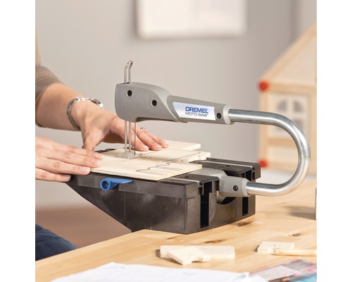 Dremel Moto-zaag snijdt hout