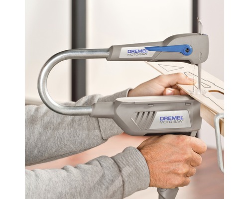 Dremel Moto-Saw decoupeerzaag in gebruik bij het zagen van hout