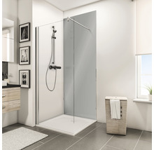 Badkamer met douchewand, douchebak, armatuur, wastafel en wasmand voor een heldere, georganiseerde indruk.