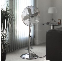 Metalen ventilator in woonkamer