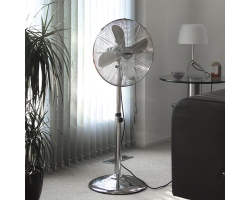 Metalen ventilator in woonkamer