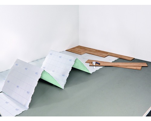 De scène toont de installatie van laminaat op een isolerende onderlaag binnenshuis.