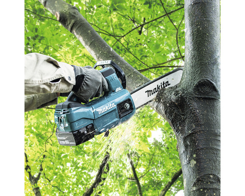 Makita accu kettingzaag bij het snoeien van een tak