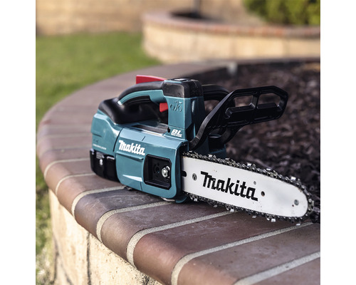 Makita accukettingzaag op een muur