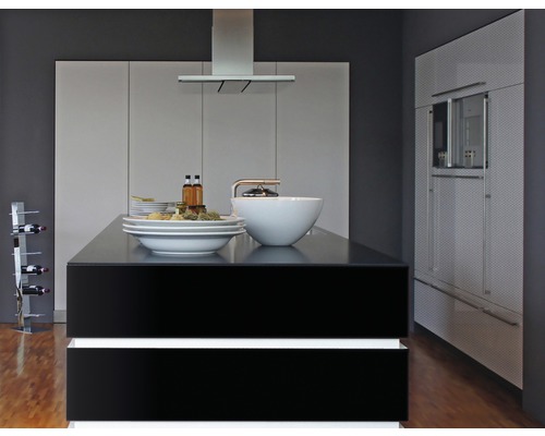 Keukenscène met kookeiland, gootsteen, vaatwerk en wijnflessenrek