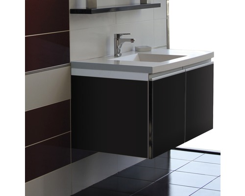 Badkamer met wastafelonderkast, wastafel en kraan