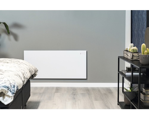 Woonkamer met wandverwarming naast een bed en een rek